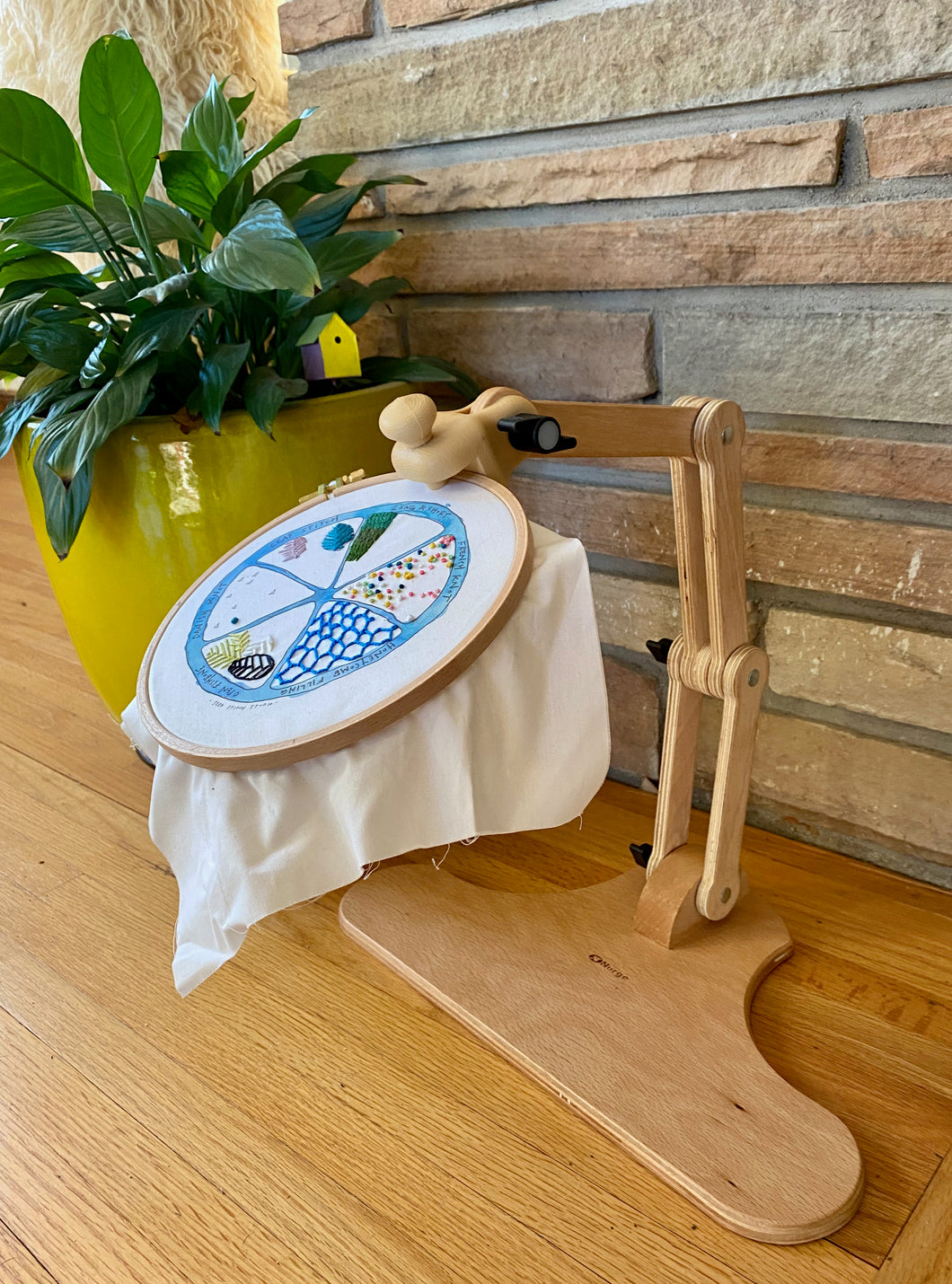 Nurge Wooden Embroidery Hoop Stand, Adjustable Embroidery Table