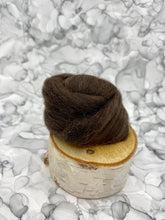Load image into Gallery viewer, Single 100% Wool Roving Cake for Mending with Needlefelting
